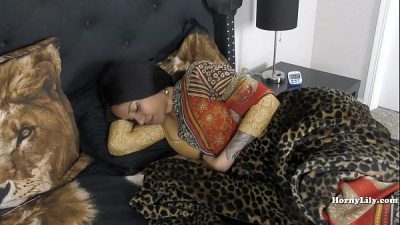 Indian bhabhi apne devar ko tight boobs dikhati hui