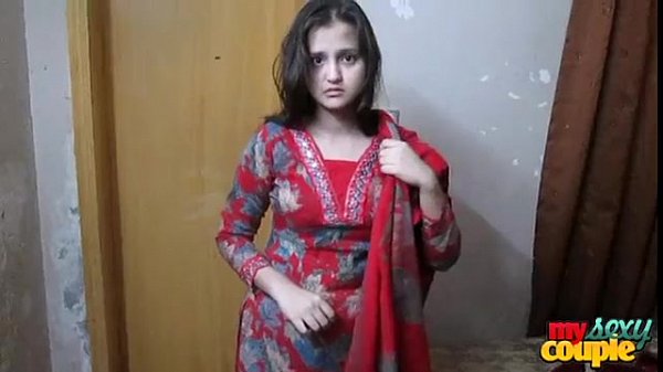 पैसो के लिए लड़की बॉस के सामने हुई नंगी