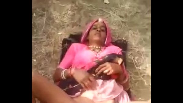 राजस्थानी आदिवासी औरत कि नंगी चूत दिखाई खुले में