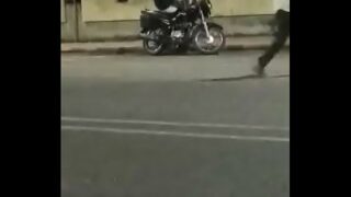रोडसाइड दारू के ठेके पर नंगी हरकतें करते देसी लवर्स
