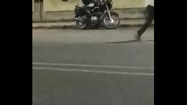 रोडसाइड दारू के ठेके पर नंगी हरकतें करते देसी लवर्स