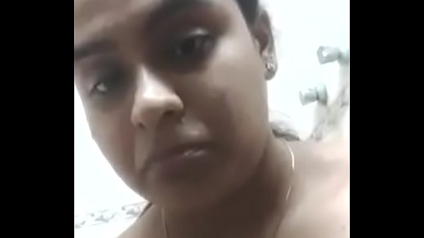 सेक्सी देसी मिल्फ़ ने अपनी चूत खुजाई