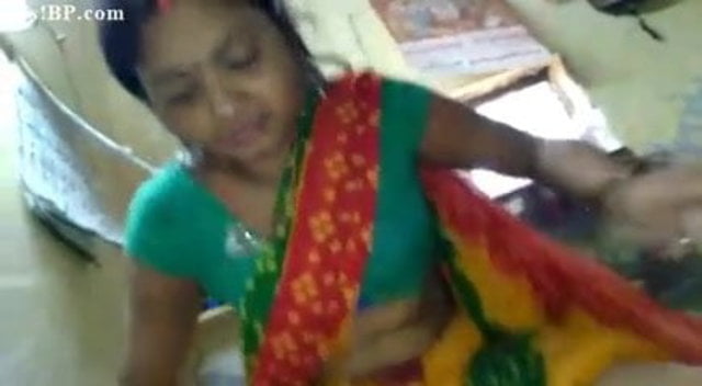 गाँव की क्यूट देसी भाभी को बिठाया अपने लौड़े पर