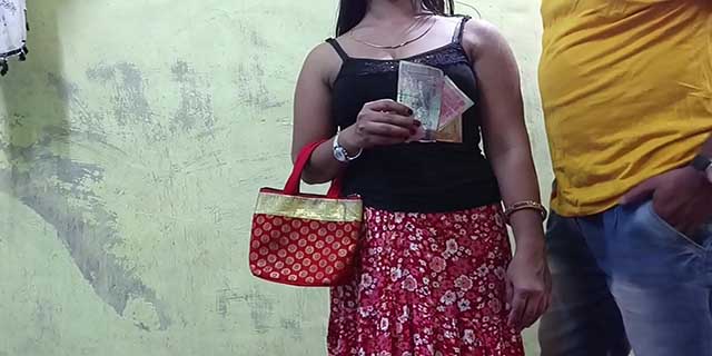 Widhwa Randi ne paise de kar uncle se chudwaya