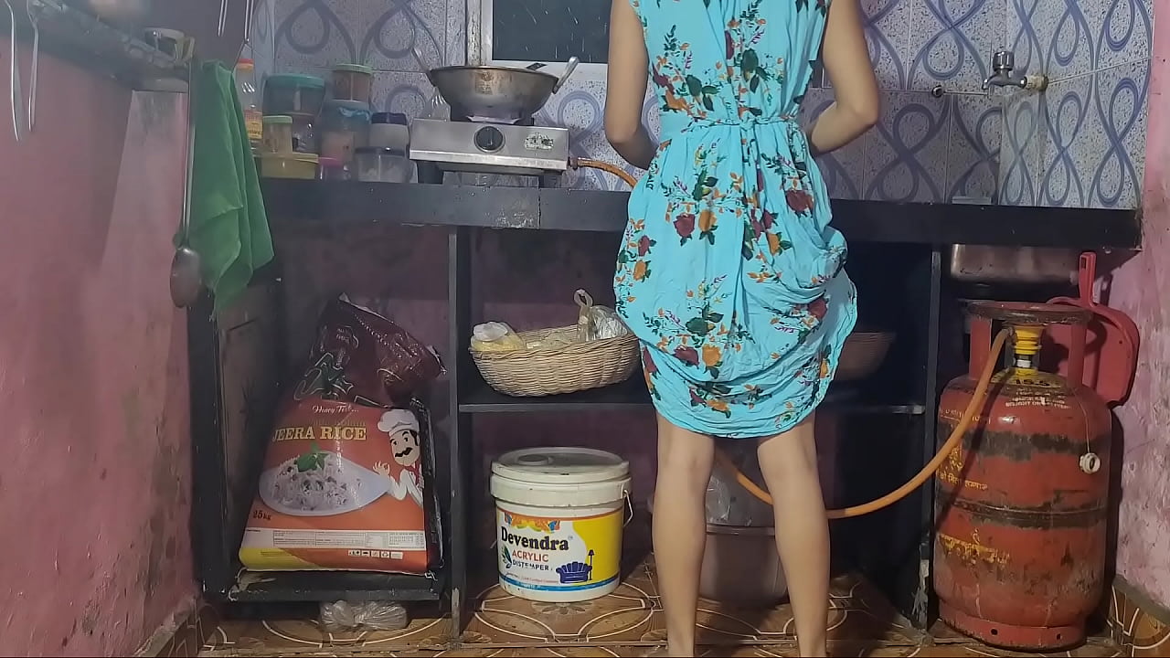 Hot Sexy ladki ki chudai ki video Rasoi ghar mein 
