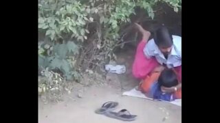 Desi xxx clip Village randi bhabhi ke sath outdoor sex