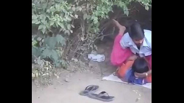Desi xxx clip Village randi bhabhi ke sath outdoor sex