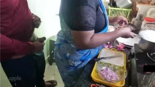 ठरकी आदमी तमिल नौकरानी को काला लंड दिखाता
