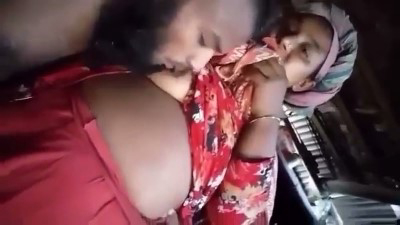 आंटी के मोठे दूध को आदमी ने मजे से चूसा – देसी बफ (हॉट वीडियो)