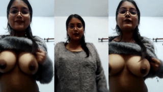 देसी वीडियो: क्यूट गर्ल लाइव बूब प्रेस शो