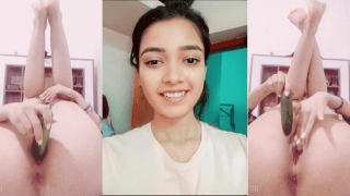 क्यूट पेटीट गर्ल फुक्स टाइट पिंक पुसी विथ ब्रिंजल (हॉट वीडियो)