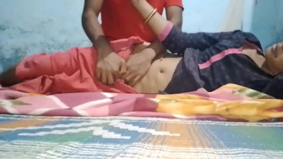 देसी वीडियो: देसी भाभी के मोठे दूध को देवर ने मजे से दबाया – हिंदी बफ