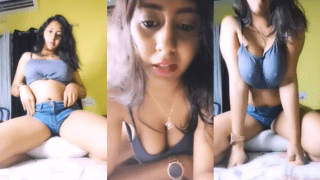 गर्ल राइड्स पिलो एंड बोउन्सेस बूब्स (देसी चोदा चोदी)