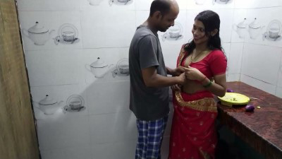 किचन मे भाभी के दूध दबा कर देवर ने छोड़ा – देसी बफ (हॉट वीडियो)