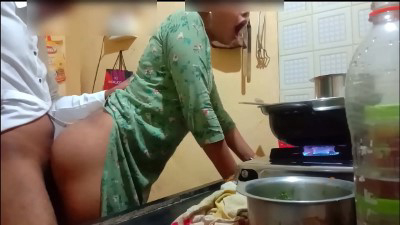 किचन में सेक्सी बीबी को पति ने कुटिया बनाकर छोड़ा – हिंदी बफ (ब्लू फिल्म)