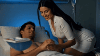 सेक्सी नर्स राइड्स पेशेंट एंड गेटस डोगग्य फ़क (ब्लू फिल्म)