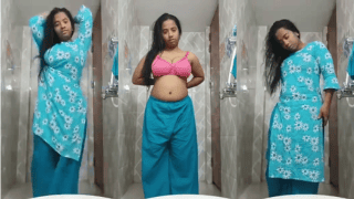 मजेदार: ट्रेडिशनल गर्ल सलवार स्ट्रिप्स नेकेड